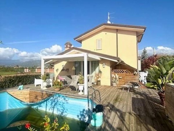 casa indipendente in vendita a Camaiore in zona Lido di Camaiore