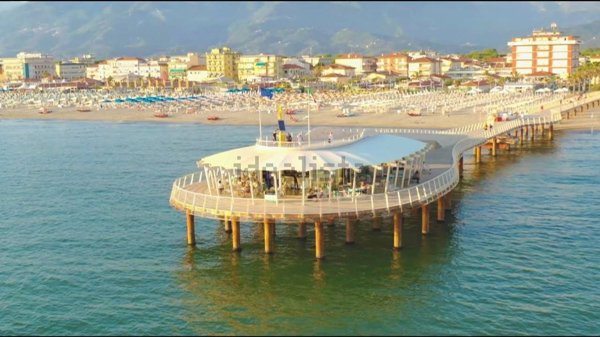 locale commerciale in vendita a Camaiore in zona Lido di Camaiore