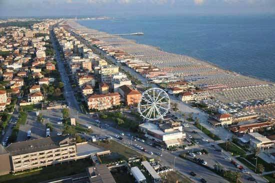 negozio in vendita a Camaiore in zona Lido di Camaiore
