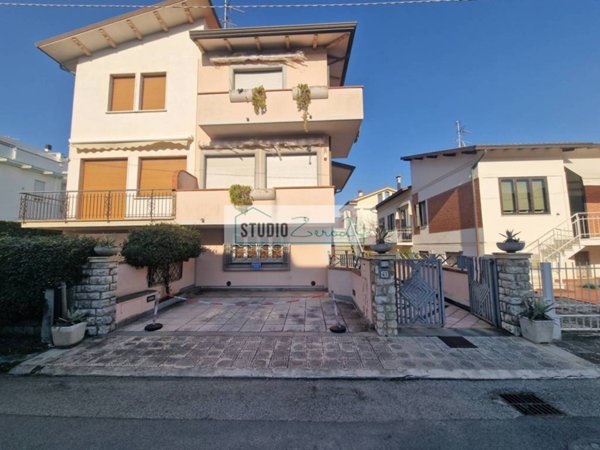 casa indipendente in vendita a Camaiore in zona Lido di Camaiore