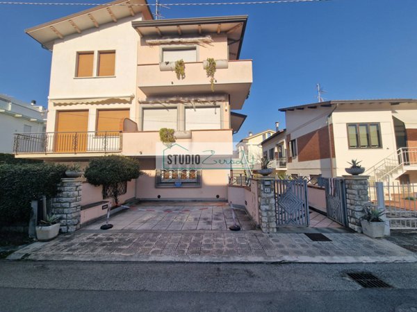 casa indipendente in vendita a Camaiore in zona Lido di Camaiore