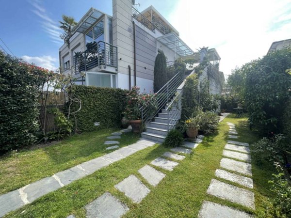 appartamento in vendita a Camaiore in zona Lido di Camaiore