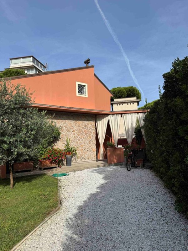 casa indipendente in vendita a Camaiore in zona Lido di Camaiore