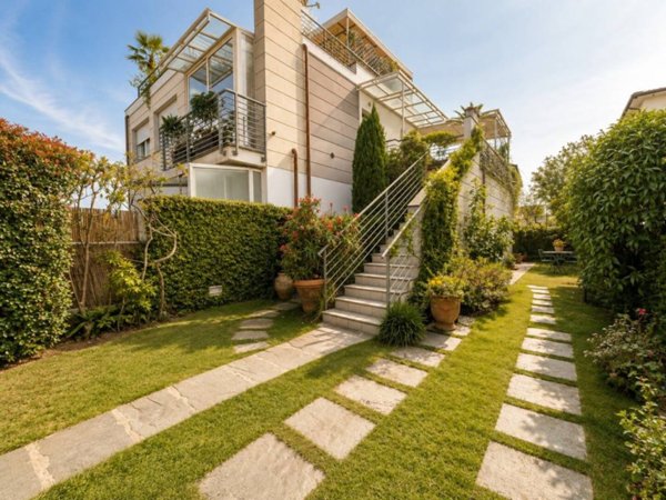 appartamento in vendita a Camaiore in zona Lido di Camaiore