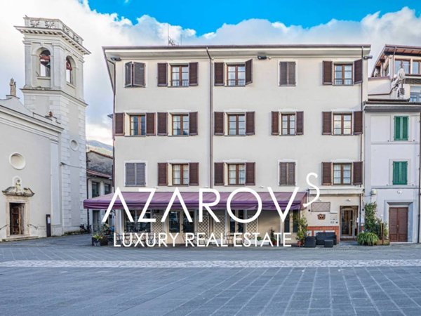 negozio in vendita a Camaiore in zona Lido di Camaiore