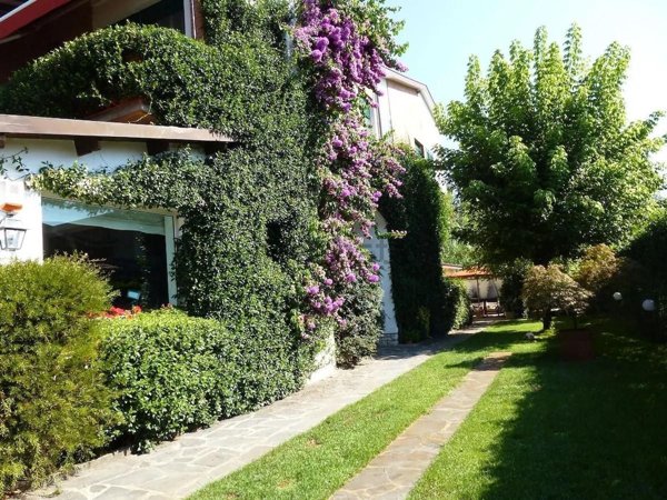 casa indipendente in vendita a Camaiore in zona Lido di Camaiore