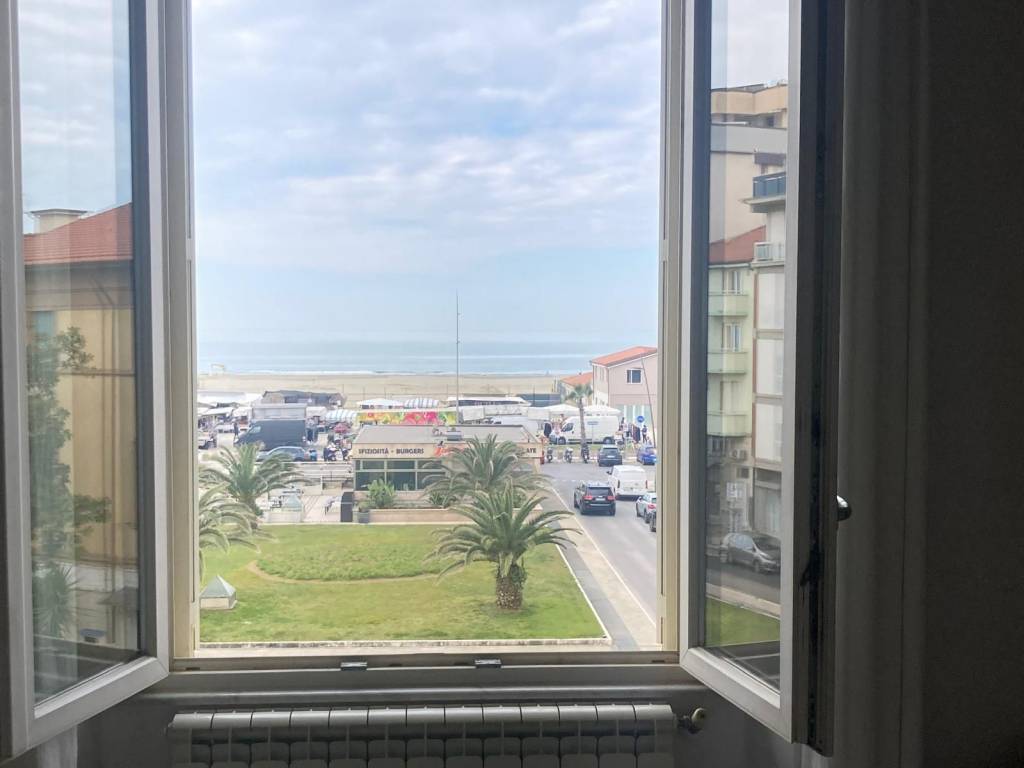 appartamento in vendita a Camaiore in zona Lido di Camaiore