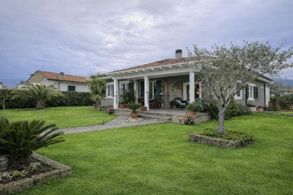 casa indipendente in vendita a Camaiore in zona Lido di Camaiore