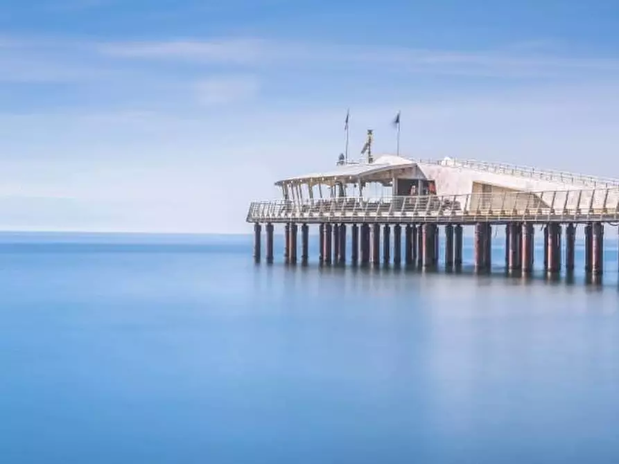 locale commerciale in vendita a Camaiore in zona Lido di Camaiore