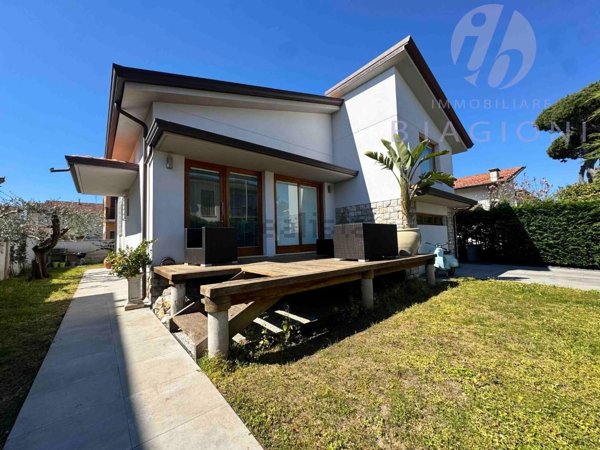 casa indipendente in vendita a Camaiore in zona Lido di Camaiore