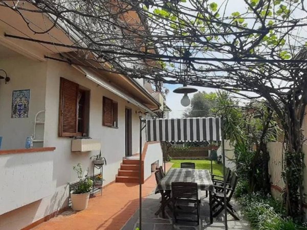 casa indipendente in vendita a Camaiore