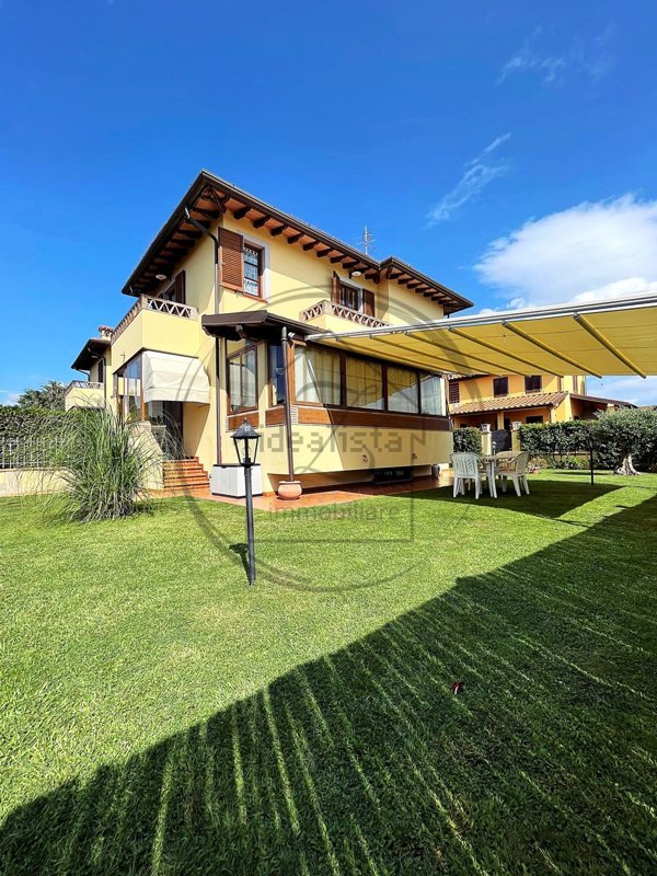 casa indipendente in vendita a Camaiore in zona Lido di Camaiore
