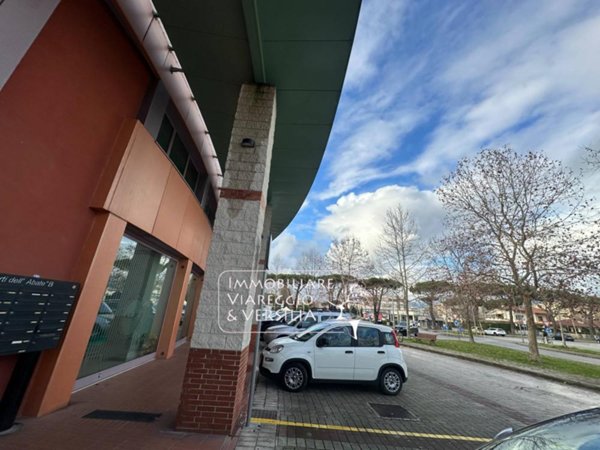 ufficio in vendita a Camaiore in zona Lido di Camaiore