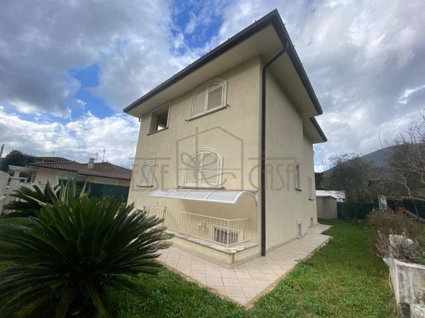 casa indipendente in vendita a Camaiore