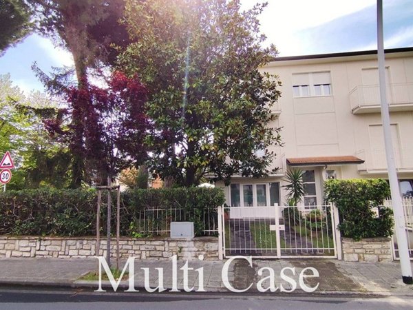casa indipendente in vendita a Camaiore in zona Lido di Camaiore