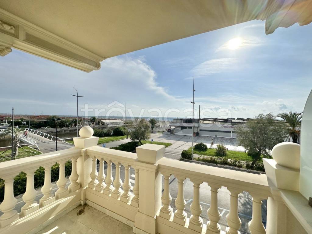 appartamento in vendita a Camaiore in zona Lido di Camaiore