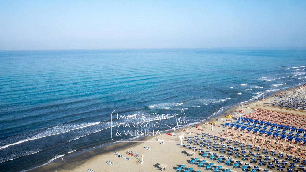 locale commerciale in vendita a Camaiore in zona Lido di Camaiore