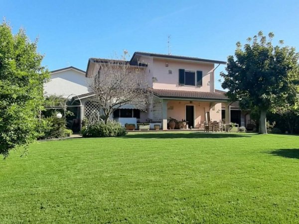 casa indipendente in vendita a Camaiore in zona Lido di Camaiore
