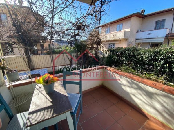 casa indipendente in vendita a Camaiore in zona Vado