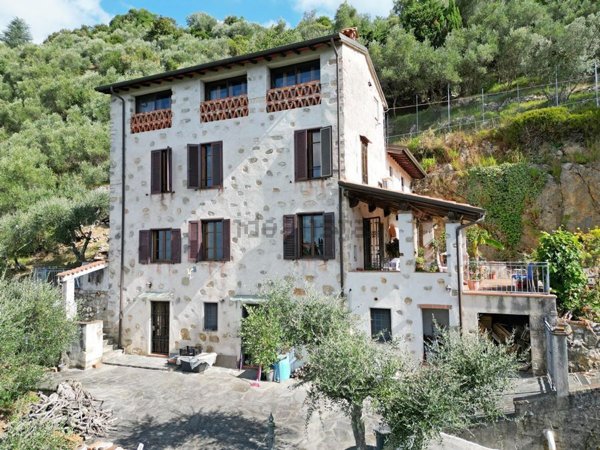 casa indipendente in vendita a Camaiore