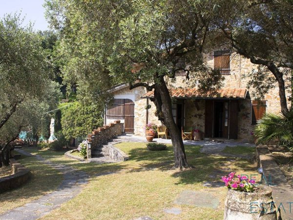 casa indipendente in vendita a Camaiore in zona Pedona
