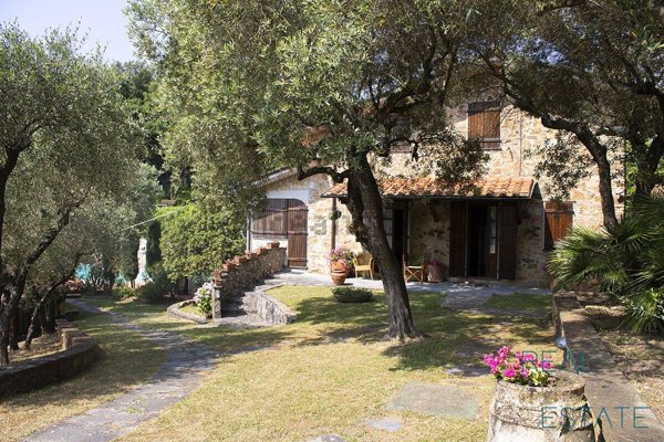 casa indipendente in vendita a Camaiore in zona Pedona