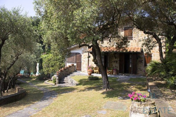 casa indipendente in vendita a Camaiore in zona Pedona
