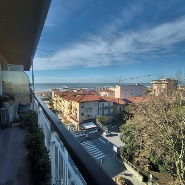 appartamento in vendita a Camaiore in zona Lido di Camaiore