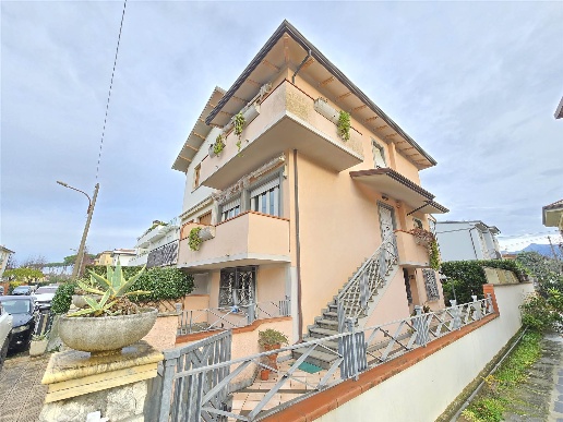 casa indipendente in vendita a Camaiore in zona Lido di Camaiore