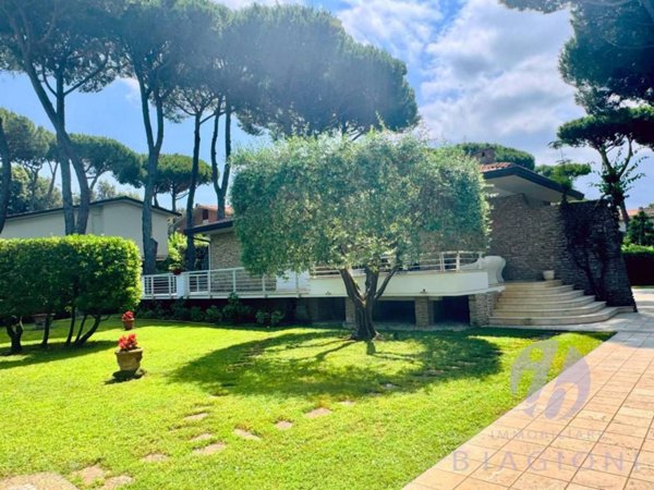 casa indipendente in vendita a Camaiore in zona Lido di Camaiore