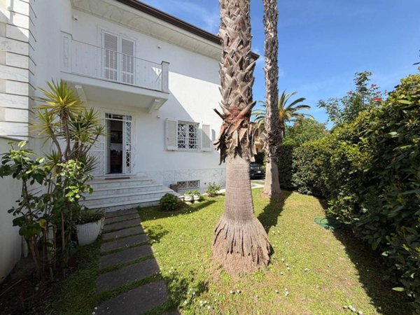 casa indipendente in vendita a Camaiore in zona Lido di Camaiore