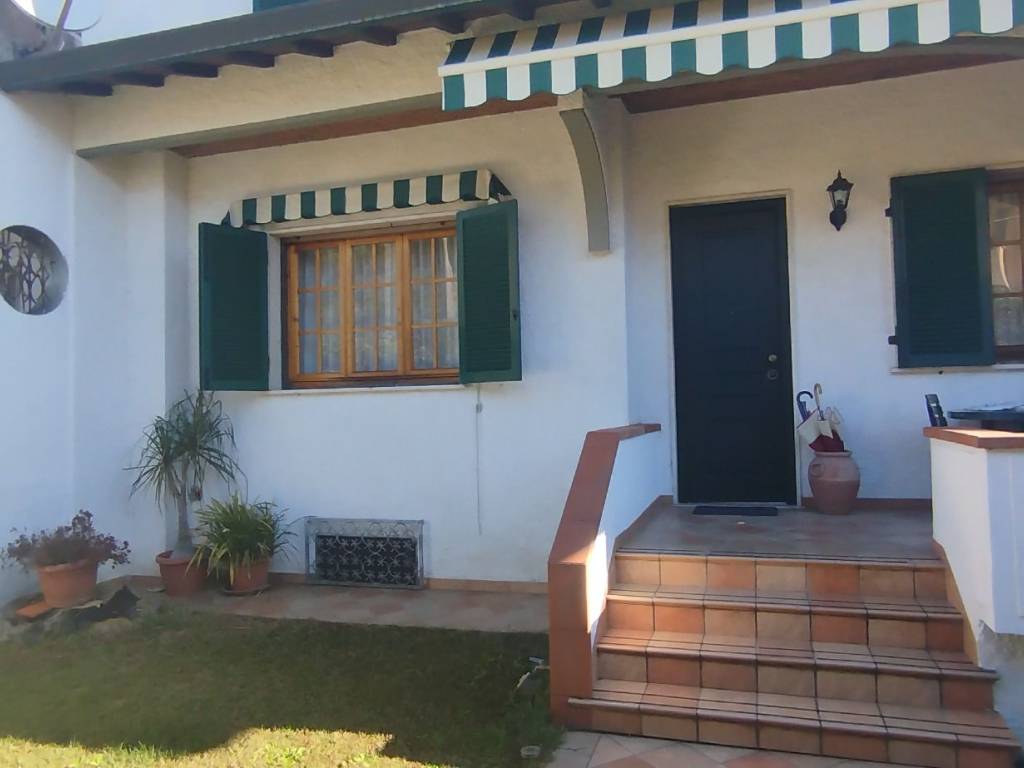 casa indipendente in vendita a Camaiore in zona Lido di Camaiore