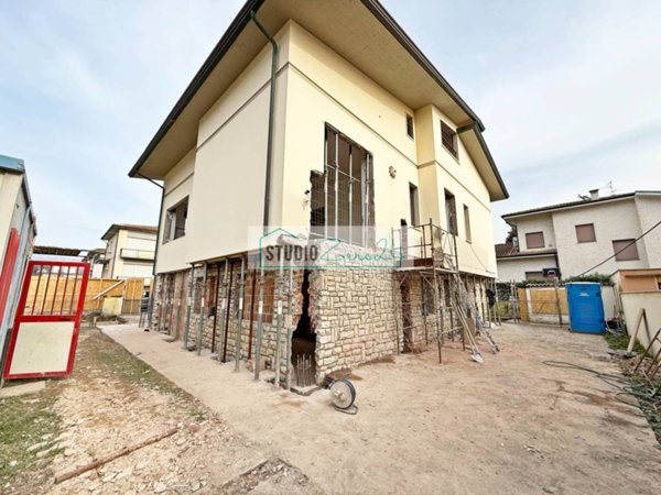 casa indipendente in vendita a Camaiore in zona Lido di Camaiore