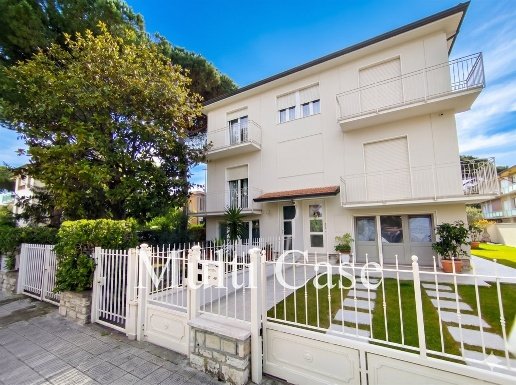 casa indipendente in vendita a Camaiore in zona Lido di Camaiore