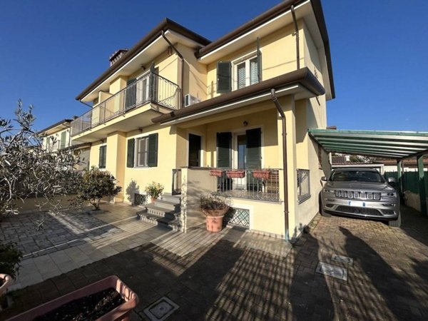 casa indipendente in vendita a Camaiore in zona Capezzano Pianore
