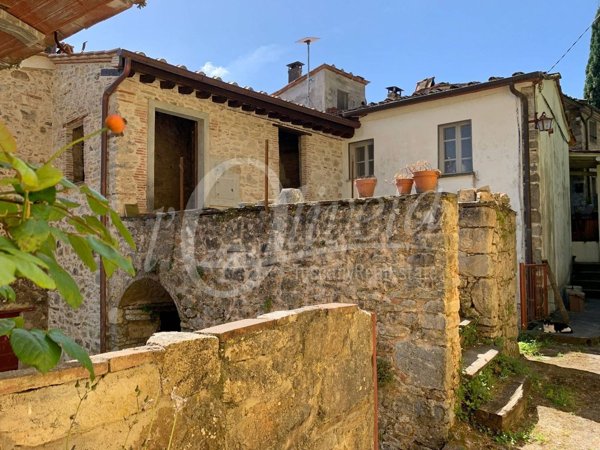 casa indipendente in vendita a Camaiore in zona Santa Maria Albiano
