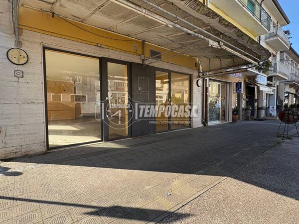 negozio in vendita a Camaiore in zona Lido di Camaiore