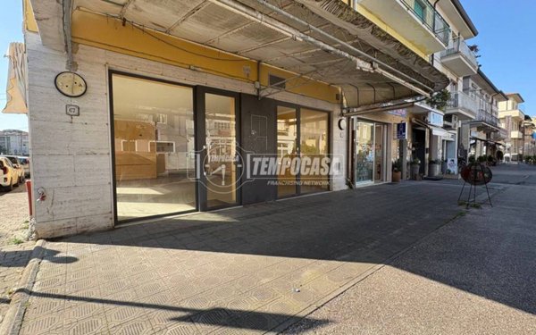 negozio in vendita a Camaiore in zona Lido di Camaiore