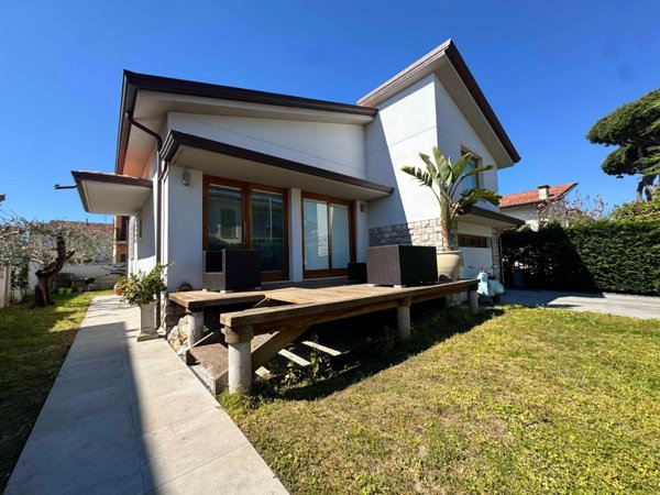 casa indipendente in vendita a Camaiore in zona Lido di Camaiore