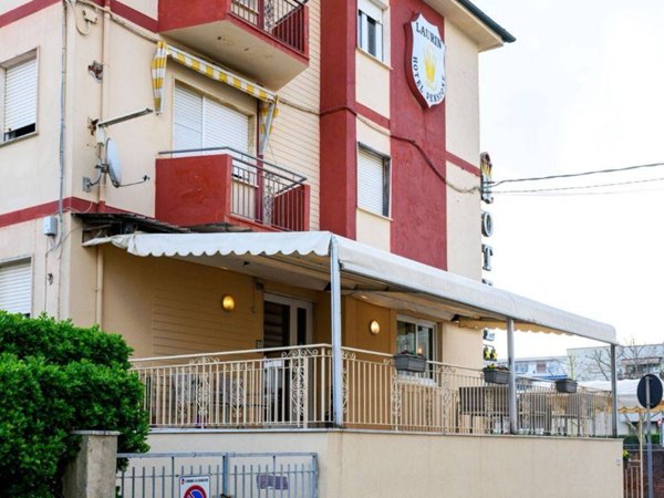 intera palazzina in vendita a Camaiore in zona Lido di Camaiore