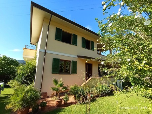 villa in vendita a Camaiore