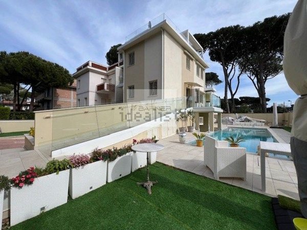 casa indipendente in vendita a Camaiore in zona Lido di Camaiore