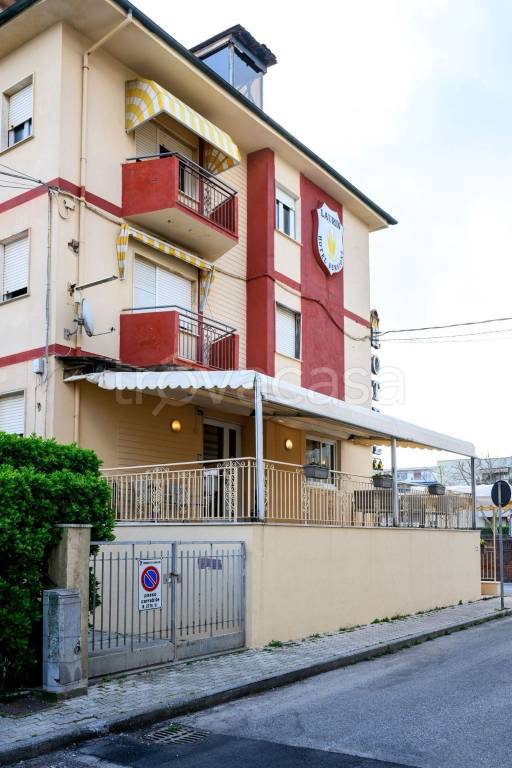 negozio in vendita a Camaiore in zona Lido di Camaiore