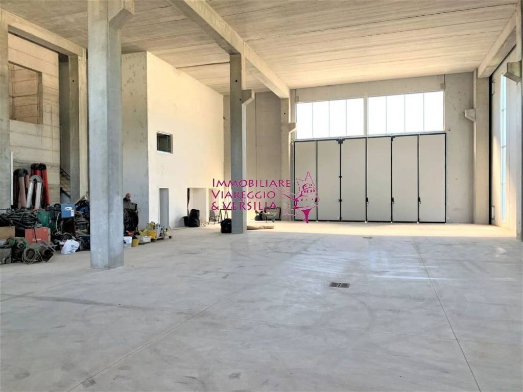 locale commerciale in vendita a Camaiore in zona Capezzano Pianore