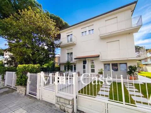 casa indipendente in vendita a Camaiore