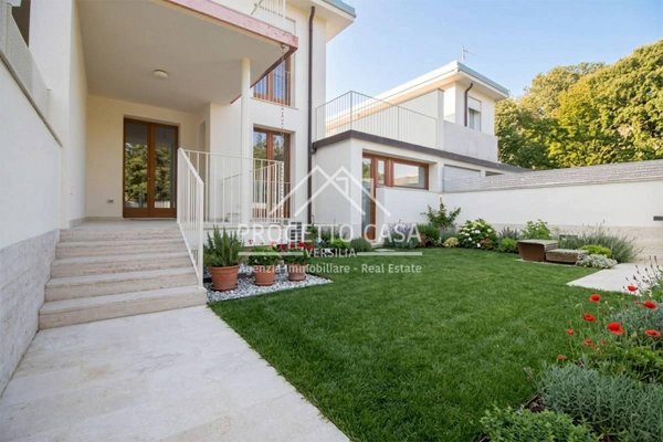 casa indipendente in vendita a Camaiore in zona Lido di Camaiore