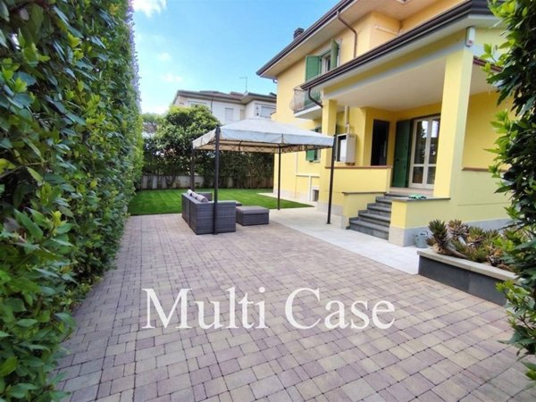 casa indipendente in vendita a Camaiore in zona Lido di Camaiore