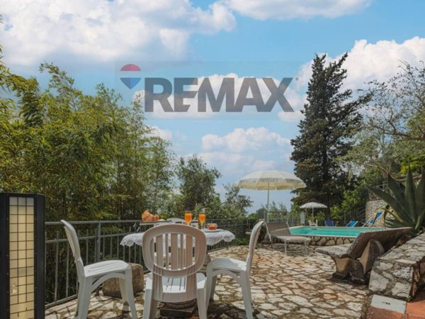 casa indipendente in vendita a Camaiore