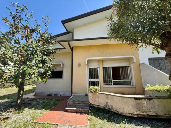 casa indipendente in vendita a Camaiore in zona Lido di Camaiore