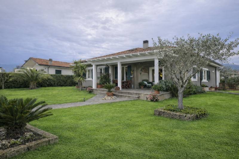casa indipendente in vendita a Camaiore in zona Lido di Camaiore
